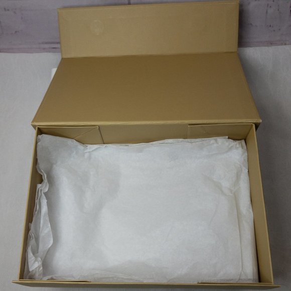 MICHAEL KORS GIFT BOX 9" x 6" x 3" - Picture 4 of 4